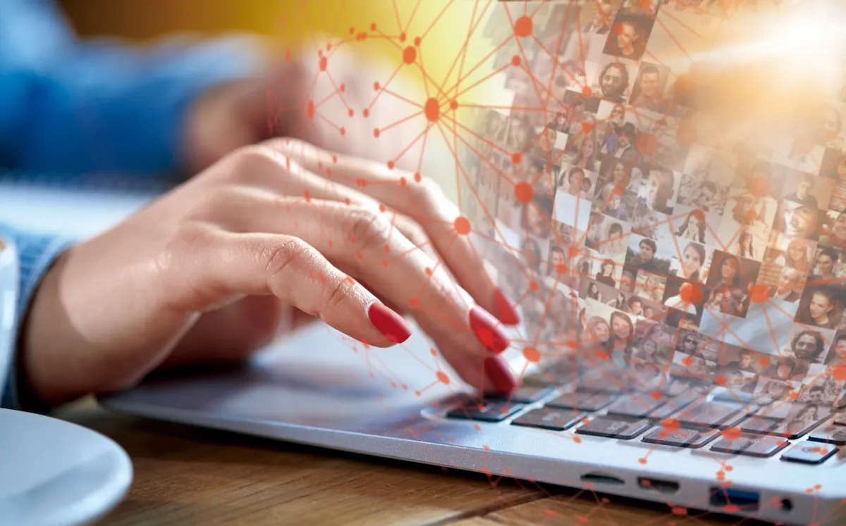 Mains sur un clavier d'ordinateur, symbolisant les usages numériques et les connexions en ligne